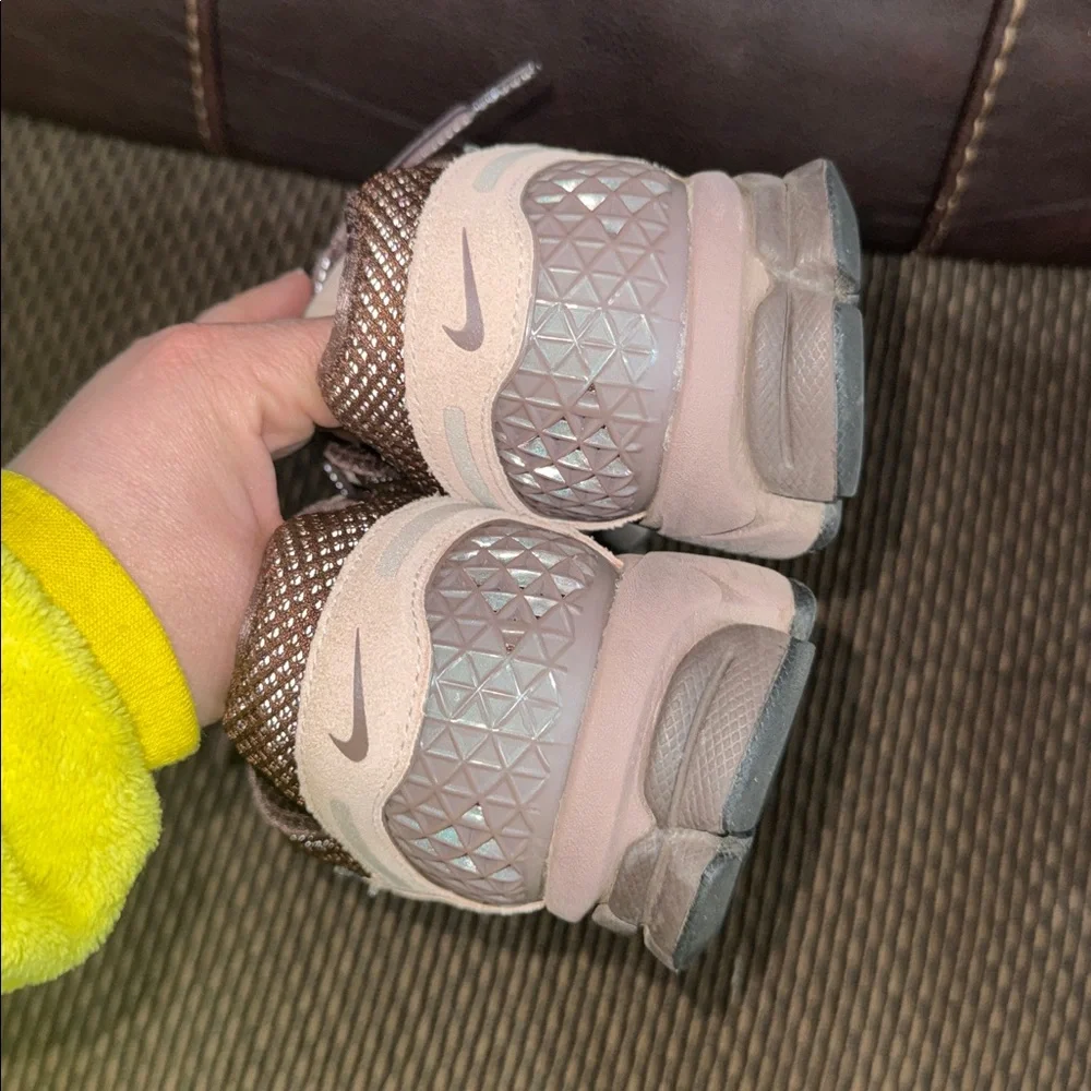 WOMENS NIKE ZOOM VOMERO 5